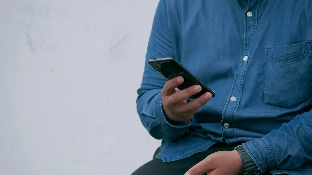 Personne tenant un téléphone intelligent